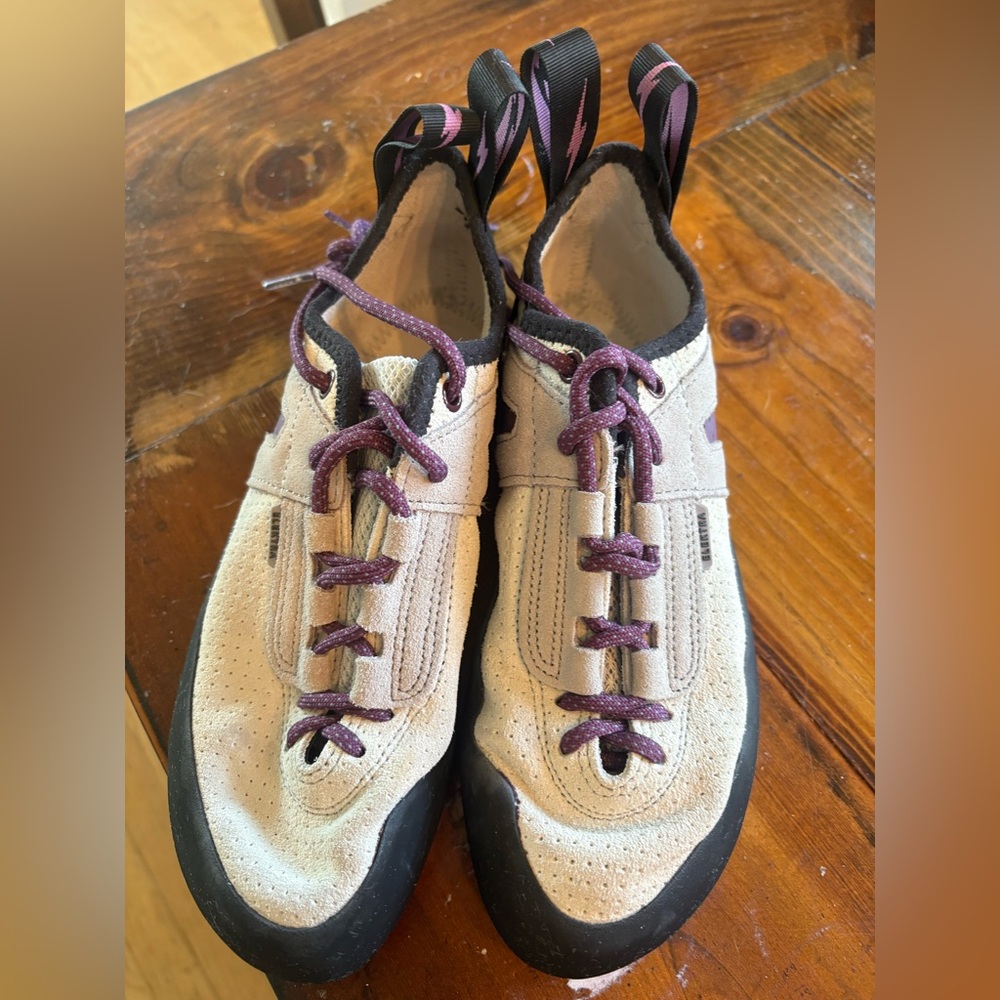 Evolv Electra climbing shoes EUC, women’s size 8, Euro 39